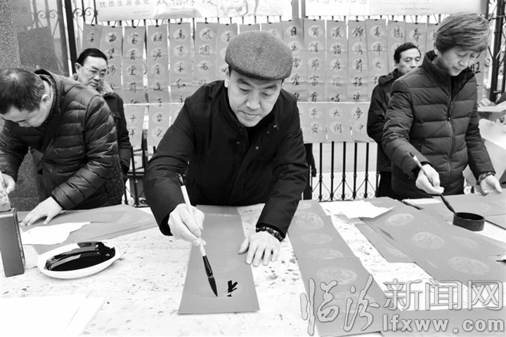 堯都區(qū):書寫春聯(lián)送祝福