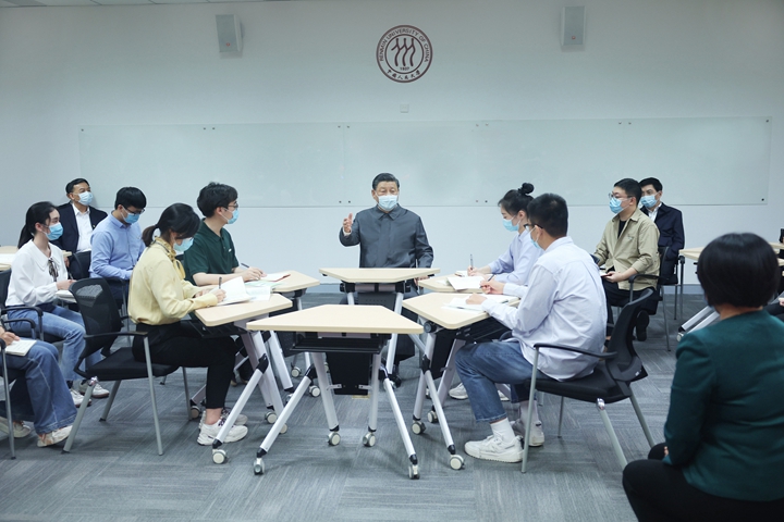 2022年4月25日，習(xí)近平總書(shū)記來(lái)到中國(guó)人民大學(xué)考察調(diào)研。這是總書(shū)記在立德樓觀摩思政課智慧教室現(xiàn)場(chǎng)教學(xué)并參與討論。