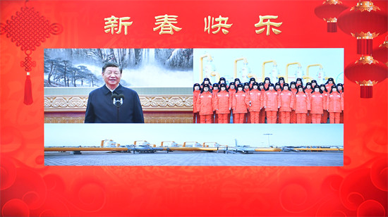 2023年1月18日，中共中央總書記、國家主席、中央軍委主席習近平在北京通過視頻連線看望慰問基層干部群眾，向全國各族人民致以新春的美好祝福。這是習近平通過視頻連線，同塔里木油田公司輪南油氣儲運中心西氣東輸?shù)谝徽究死瘹鈪^(qū)員工親切交流。 新華社記者 李濤攝