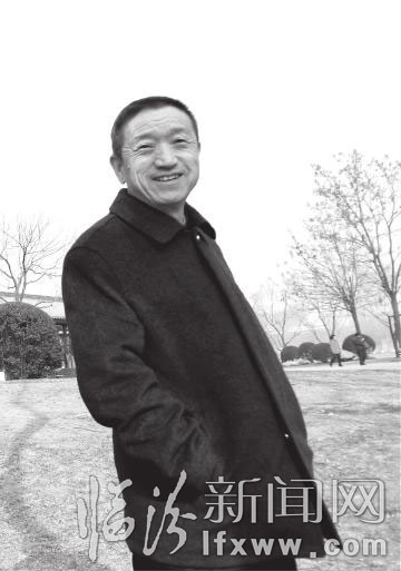 薛效東，1944年生于孝義，齋號(hào)永安居，自由畫(huà)者。自幼耽情繪事，勤學(xué)不輟，近年受趙亭人先生指導(dǎo)，專(zhuān)攻傳統(tǒng)水墨山水畫(huà)。