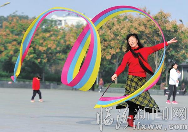 臨汾鼓樓廣場上彩綢飛揚(yáng)